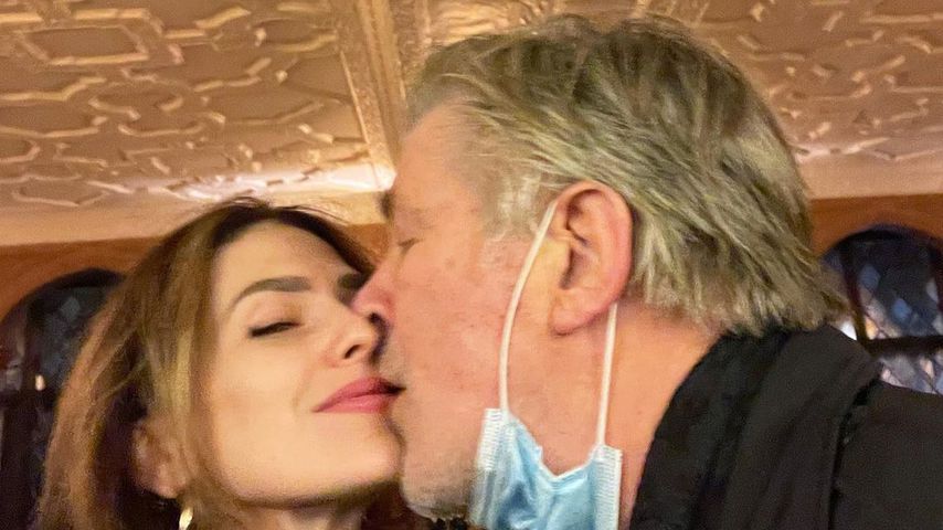 Knutschfoto: Hilaria und Alec Baldwin zeigen sich gelöst