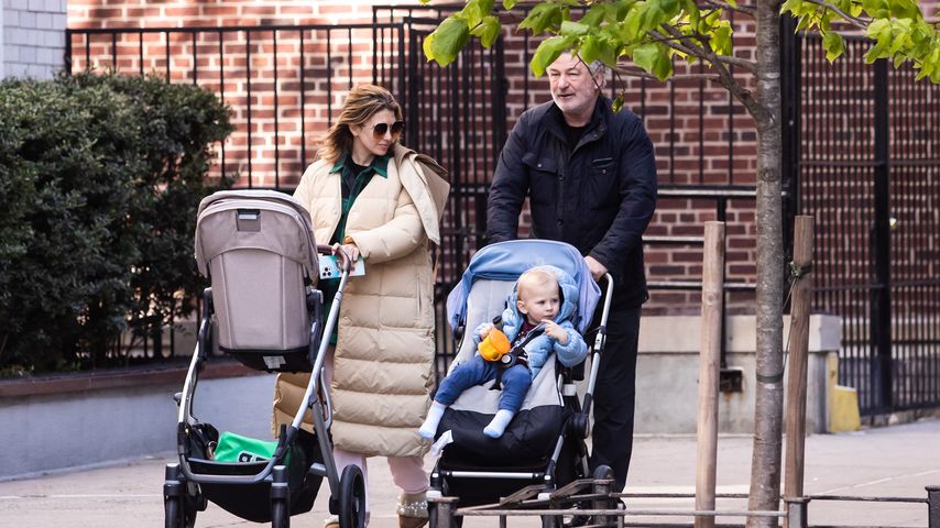 Hilaria und Alec Baldwin spazieren mit zwei ihrer Kinder durch New York