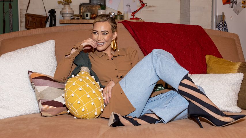 Schuhe oder Socken? Hilary Duff verwirrt auf Event mit Look