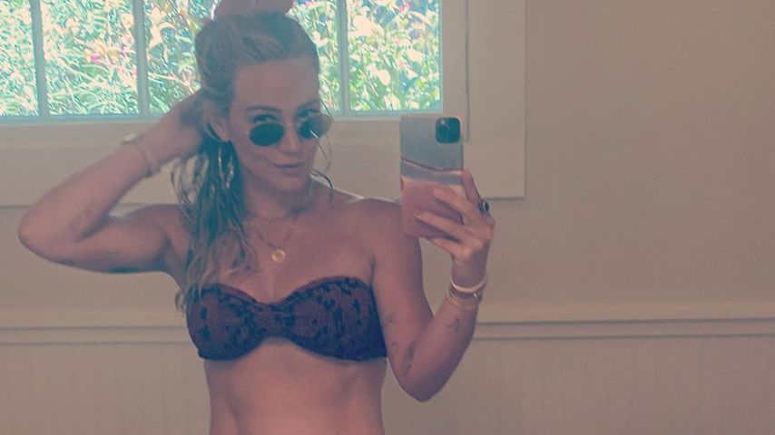 Im Leo-Bikini: Hilary Duff präsentiert sich superschlank