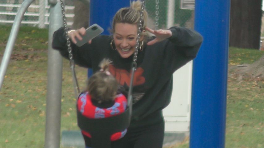 Wie süß! Hilary Duff und Banks haben Spaß auf dem Spielplatz