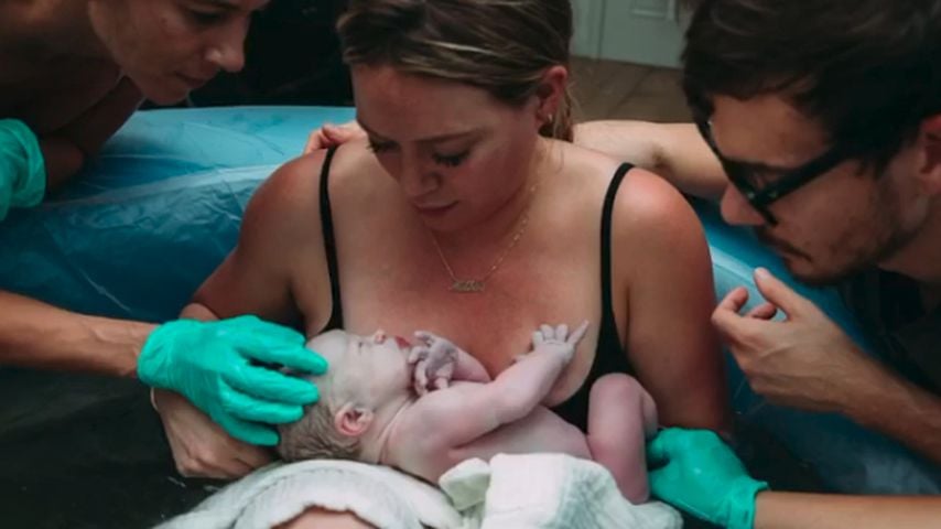 Wassergeburt-Fotos: Hilary Duff teilt intime Baby-Momente