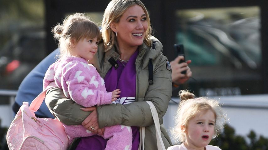 Hilary Duff macht entspannten Spaziergang mit drei Kids