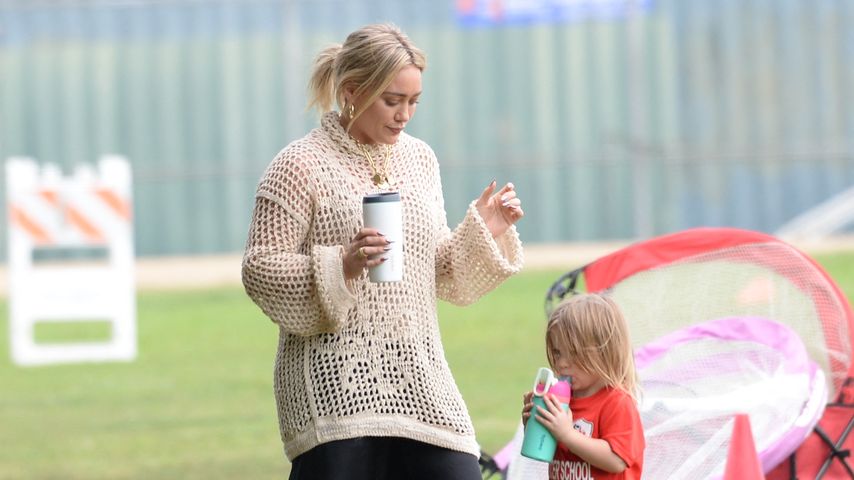 Hilary Duff mit ihrer Tochter Banks beim Fußball