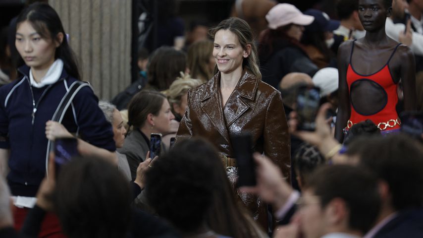 Hilary Swank während der Paris Fashion Week, Oktober 2024