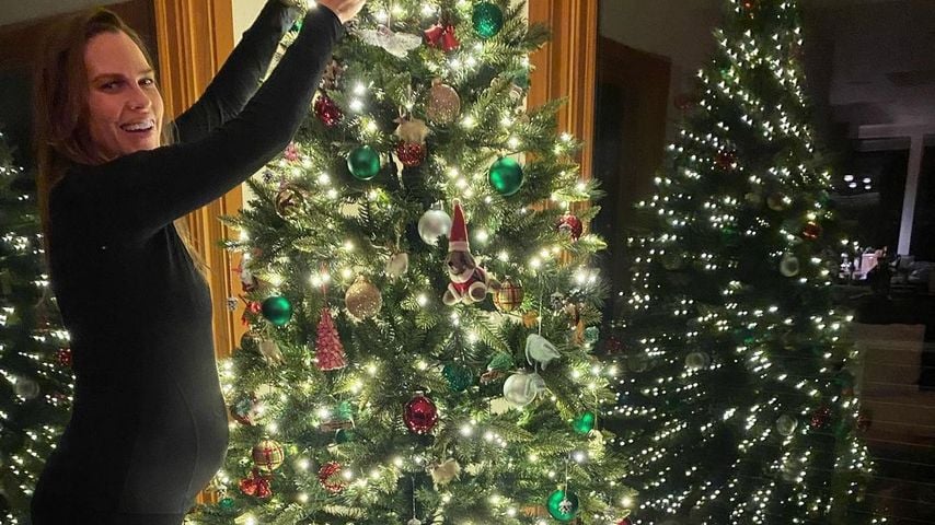 Mit Zwillingen schwanger: Hilary Swank zeigt ihren Babybauch