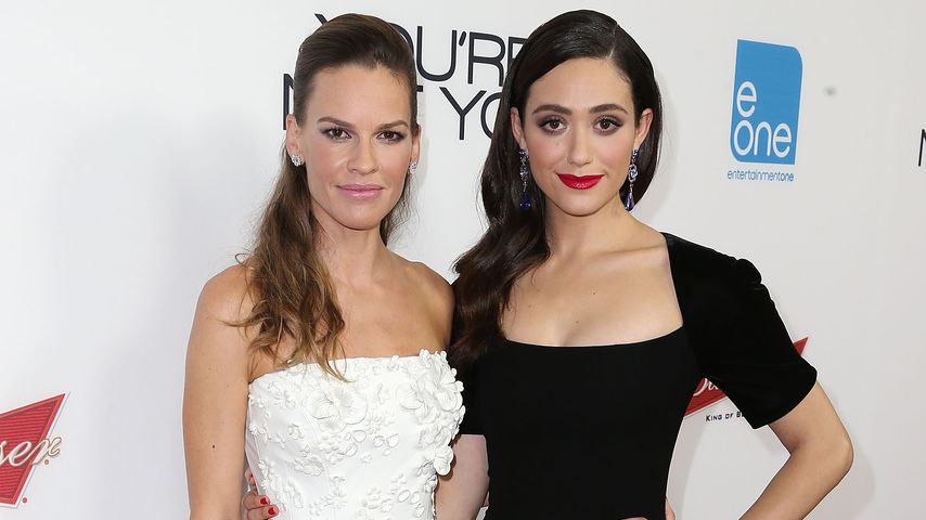 Netz-Hate gegen Hilary Swank: Emmy Rossum verteidigt sie!