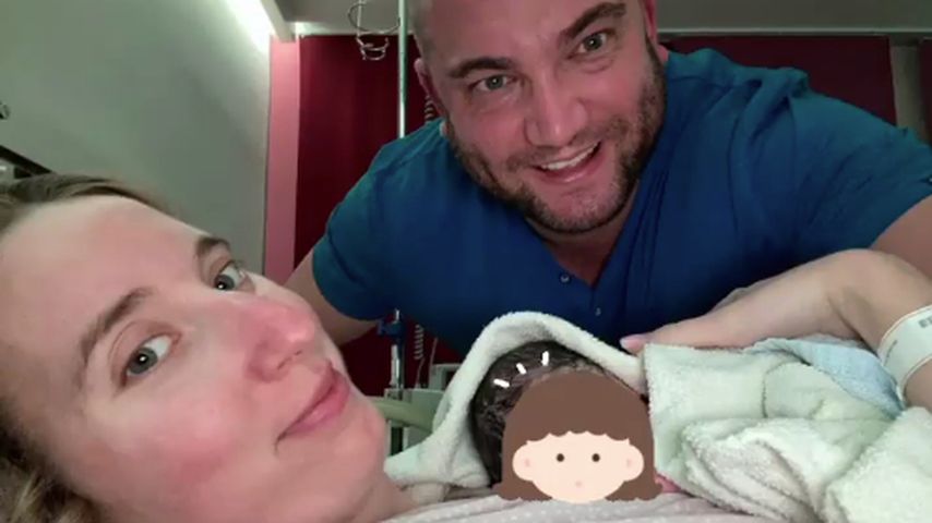 "Hochzeit auf den erste Blick"-Melissa mit ihrem Mann Philipp kurz nach der Geburt