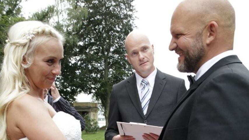 Peggy (Katrin Hamann) und Joe (Lutz Schweigel) bei ihrer "Berlin - Tag & Nacht"-Hochzeit, 2014