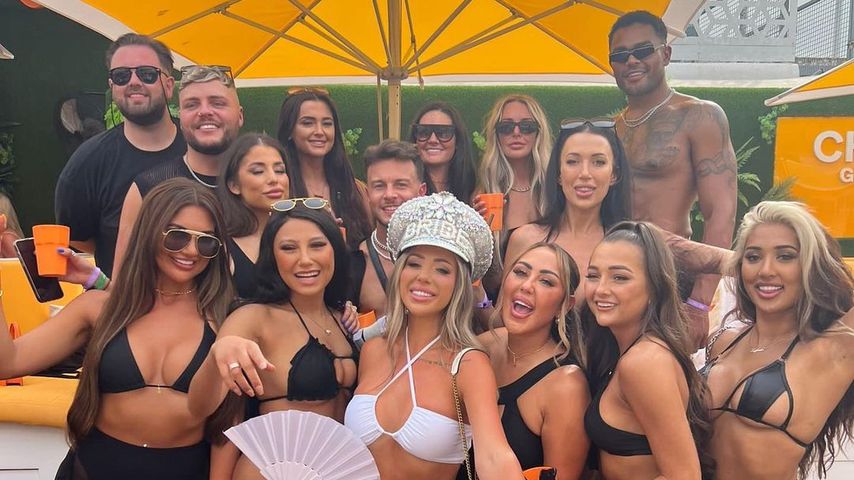 Holly Hagan mit ihren Freunden auf Ibiza