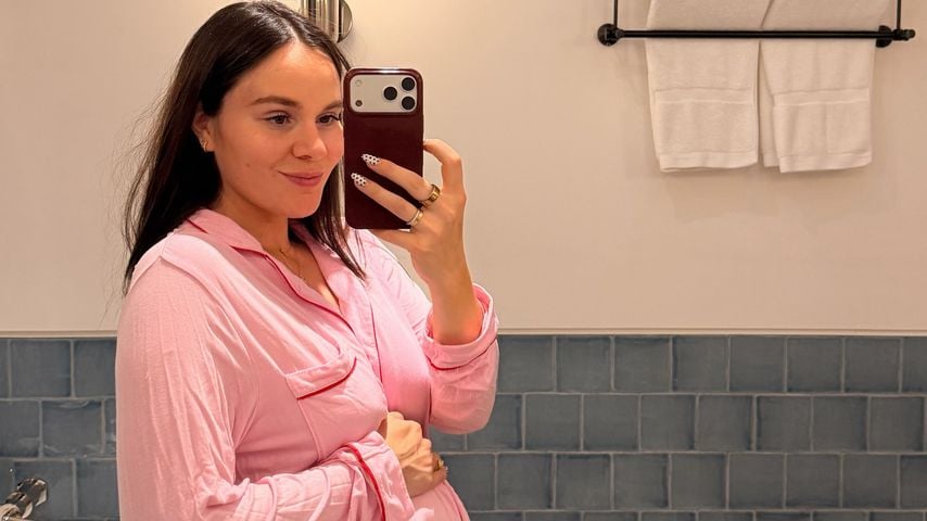 Im pinken Pyjama: Holly Ramsay zeigt stolz ihren Babybauch