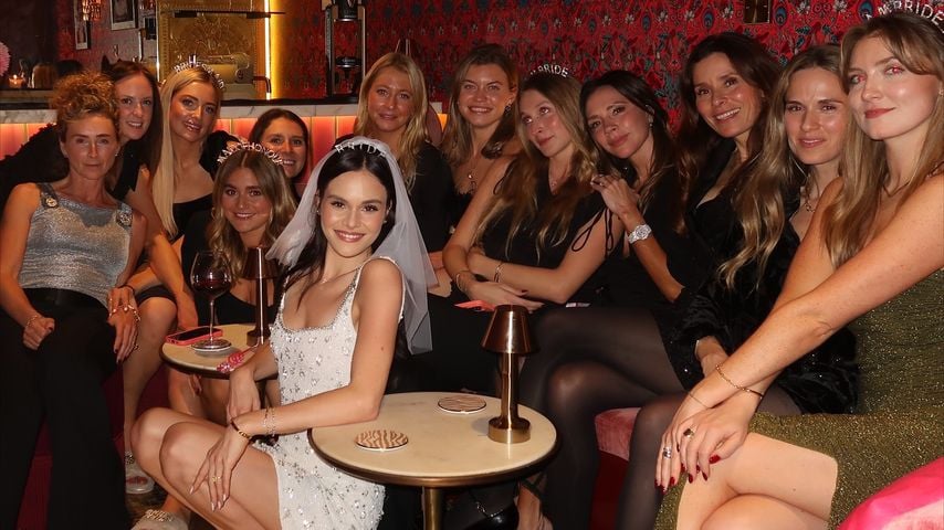 Holly Ramsay mit Freunden und Familie an ihrem JGA