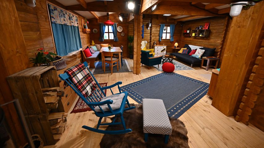 Holzhütten-Wohnzimmer bei "Big Brother" 2020