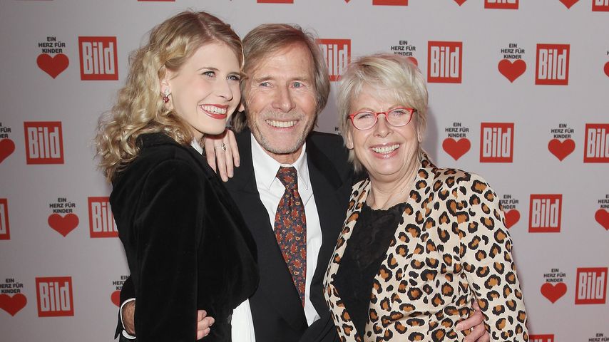 Horst Janson mit seiner Tochter Laura und seiner Frau Hella, Dezember 2010