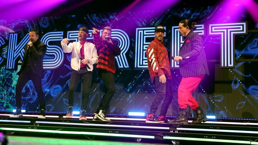 Howie Dorough, Brian Littrell, Nick Carter, AJ McLean und Kevin Richardson performen beim iHeartRadio KISS108 Jingle Ball 2022 in Boston