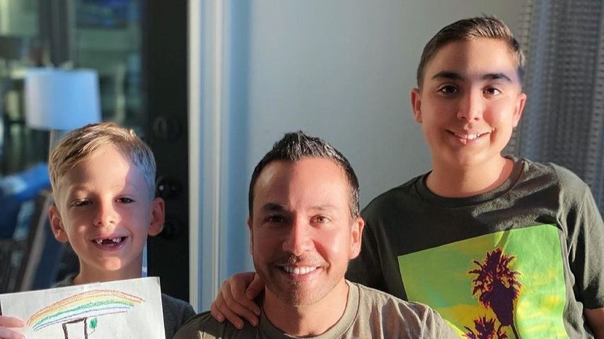 Howie Dorough und seine beiden Söhne Holden John und James Hoke