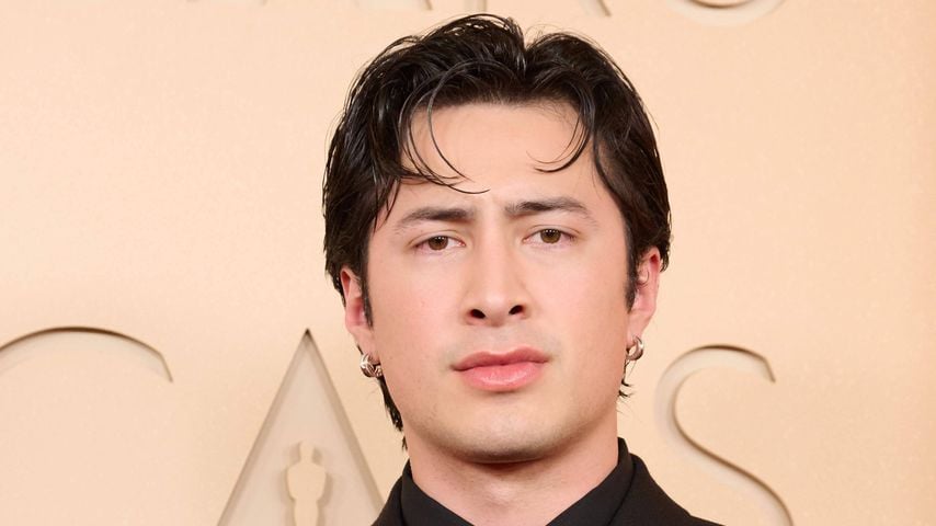 Hudson Williams auf dem roten Teppich der 98. Oscars im Dolby Theatre in Los Angeles