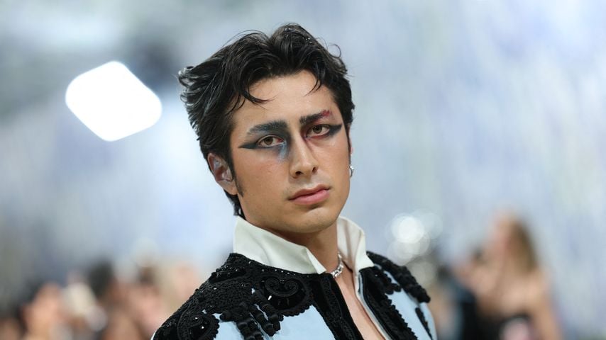 Hudson Williams von erbarmungslosen Autogrammjägern verfolgt