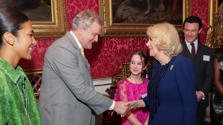 Hugh Bonneville und Königin Camilla im Februar 2024