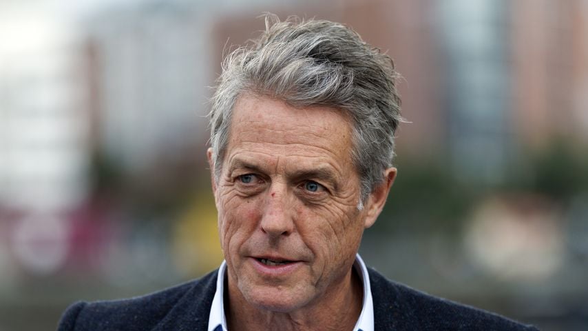 Hugh Grant unterstützt die Kampagne Hacked Off und 38 Degrees beim Labour-Parteitag in Liverpool