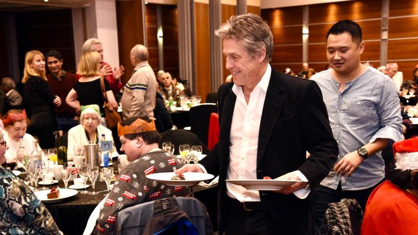 Süß: Hugh Grant hilft bei Weihnachtsessen für Rentner aus