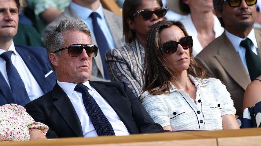 Lustig: Hugh Grant schlummert in der royalen Wimbledon-Loge