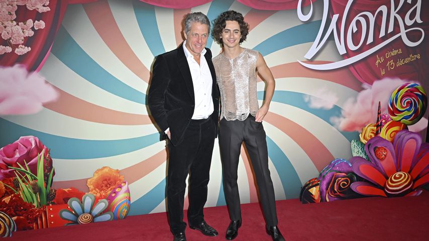 Hugh Grant und Timothée Chalamet bei der "Wonka"-Premiere in Paris