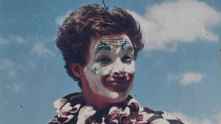 Hugh Jackman ist als Clown verkleidet