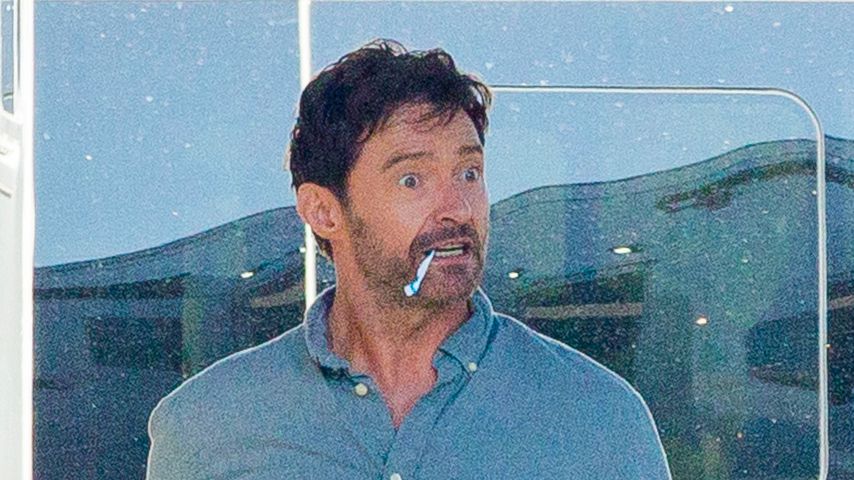 Nanu? Hier läuft Hugh Jackman mit Zahnbürste im Mund herum