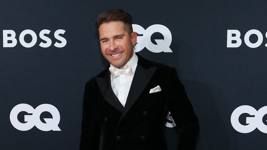 Liebes-Outing? Hugh Sheridan hält Händchen mit Unbekanntem