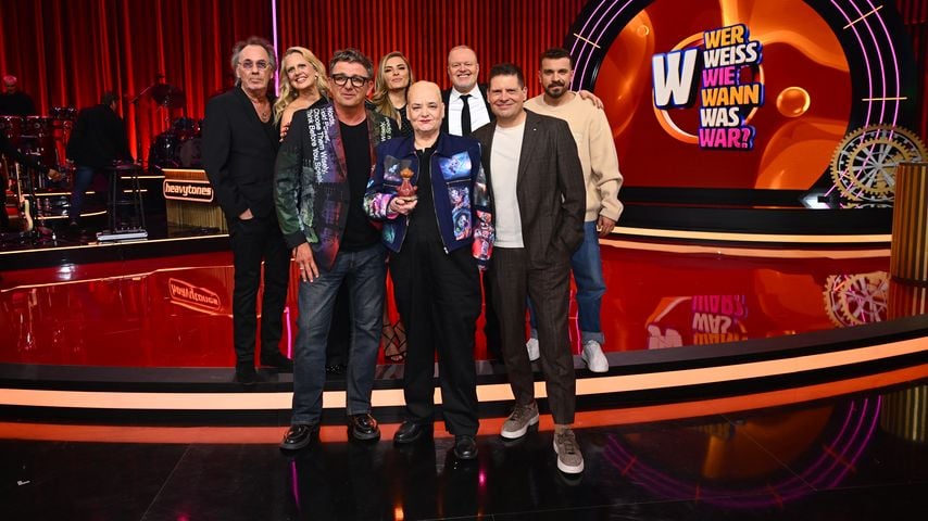 Hella von Sinnen mit Barbara Schöneberger, Stefan Raab und den restlichen Gästen bei "Wer weiß wie wann was war"