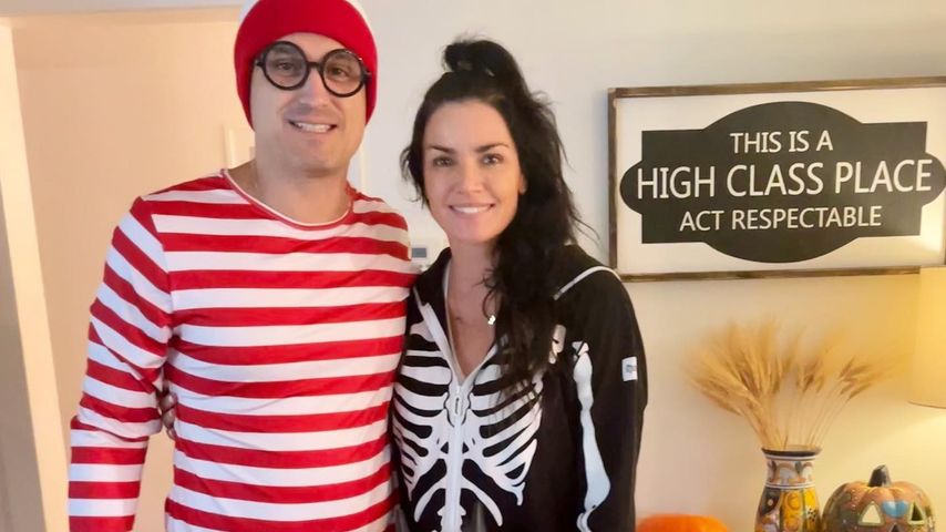 Humberto Preciado und Courtney Robertson mit ihren Kids an Halloween 2023