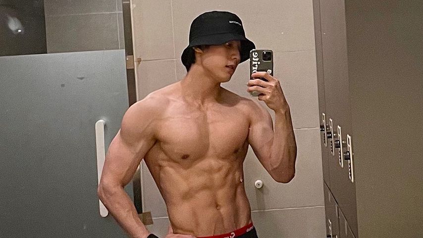 K-Pop-Star liefert auf Waterbomb-Festival heiße Sixpack-Show