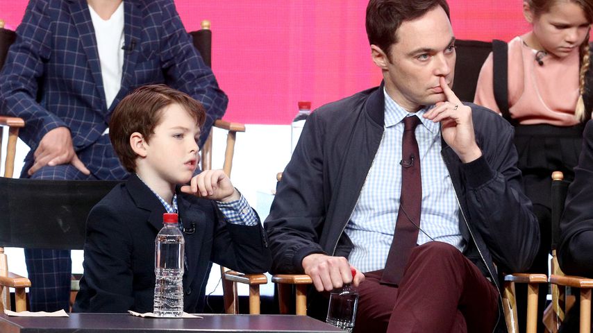 Iain Armitage aus "Young Sheldon" und Jim Parsons aus "The Big Bang Theory"