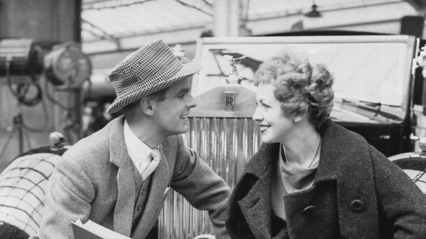 Ian Carmichael und Patricia Bredin am Set von "Right, Left and Centre"