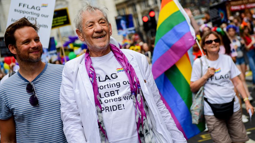 Was für eine Ehre: Ian McKellen erklomm den Thron der Queen!
