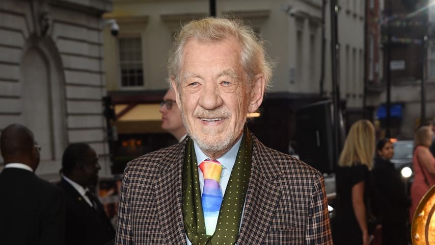 Ian McKellen feiert nach seinem Unfall wieder ausgelassen