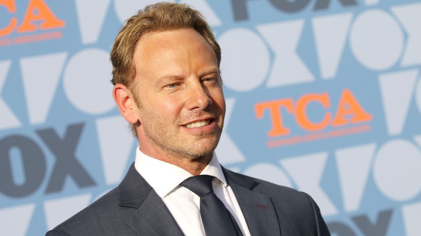 Mit Kappe: Ian Ziering erstmals nach Biker-Prügelei gesehen