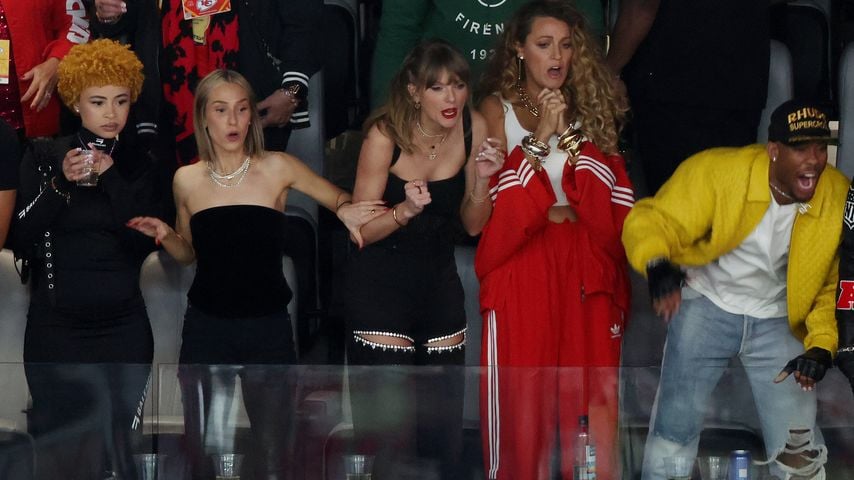 Ice Spice, Ashley Avignone, Taylor Swift und Blake Lively beim Super Bowl 2024