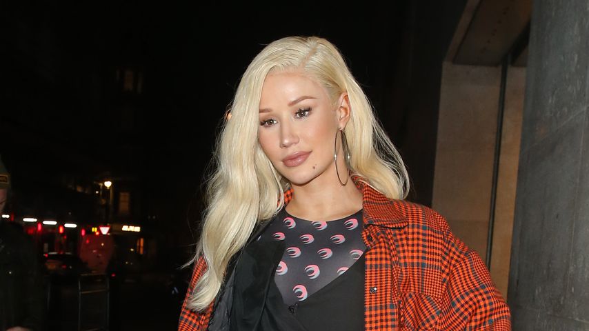 Coole Kombi? Rapperin Iggy Azalea im roten Karomuster-Look