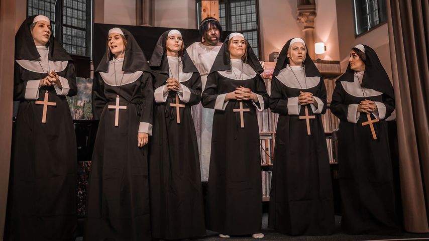 Ikke Hüftgold im Musikvideo zu "Bumsbar"