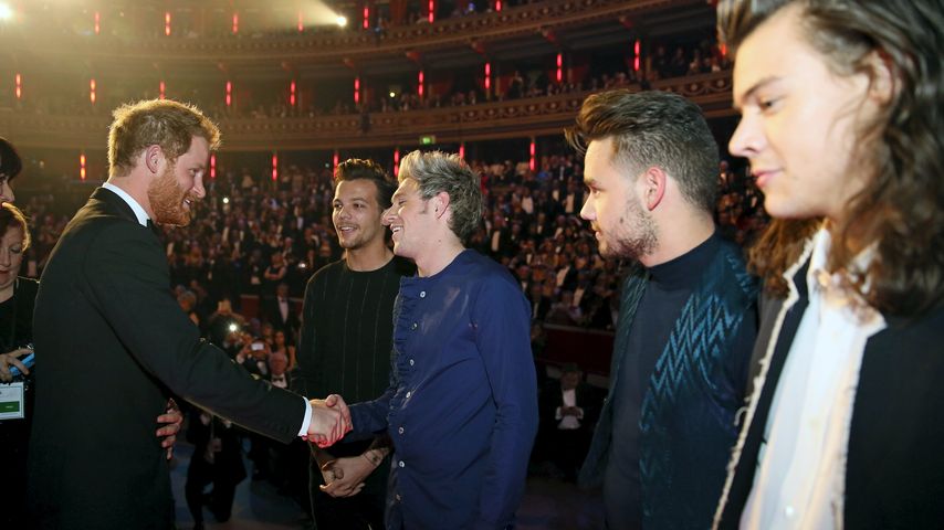 Prinz Harry und die Boyband One Direction im November 2015