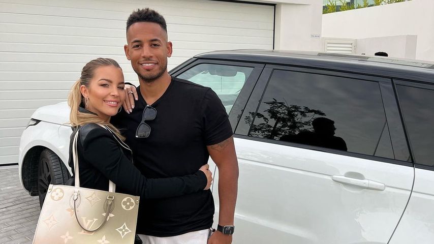 Ina und ihr Mann Dennis Aogo vor ihrem neuen Haus