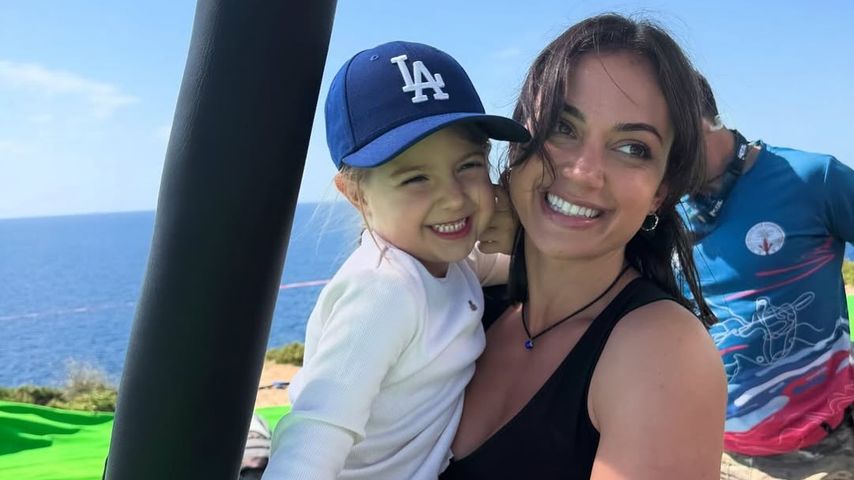 Inanna Sarkis mit ihrer Tochter Nova auf Malta
