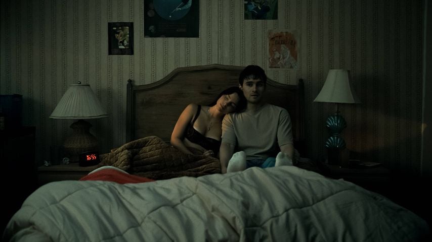 Inde Navarrette als Nikki und Michael Johnston als Bear in "Obsession" (2026), Los Angeles
