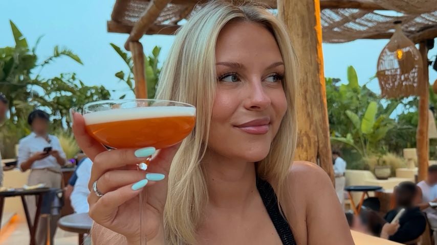 Fans feiern es: Dagi Bee teilt Urlaubsfotos in knappem Kleid