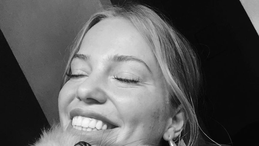 Influencerin Laura Maria mit ihrer Hündin