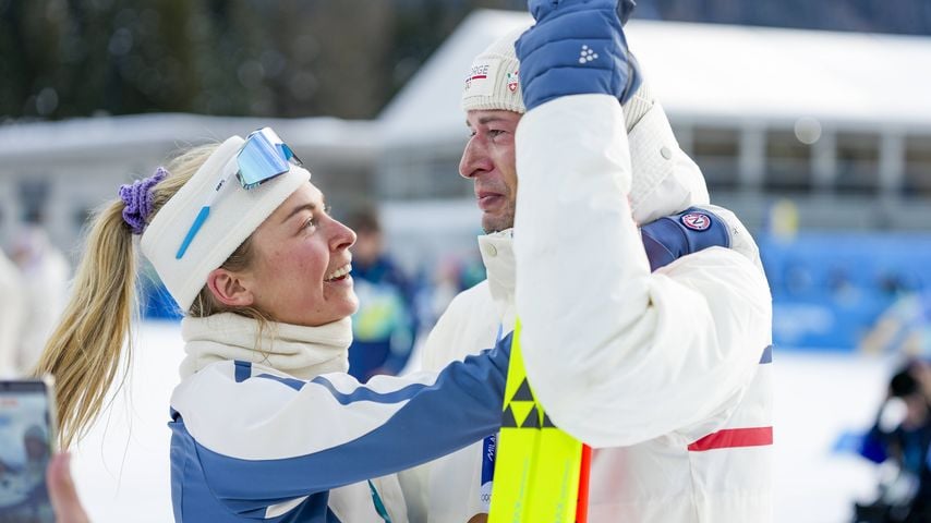 Ingrid Landmark Tandrevold gratuliert Sturla Holm Laegreid zur Bronzemedaille im 20-km-Biathlon bei den Winterspielen in Anterselva 2026
