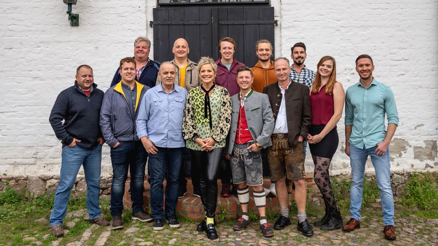 Inka Bause mit den "Bauer sucht Frau"-Kandidaten der 17. Staffel