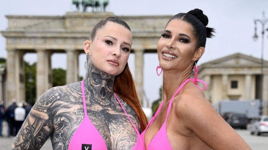 Die Venus-Botschafterinnen Inked Lorena und Micaela Schäfer posieren vor dem Brandenburger Tor